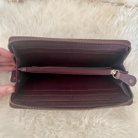 ROOTS Genuine Leather Zip Around Wallet - Picture 3 of 5